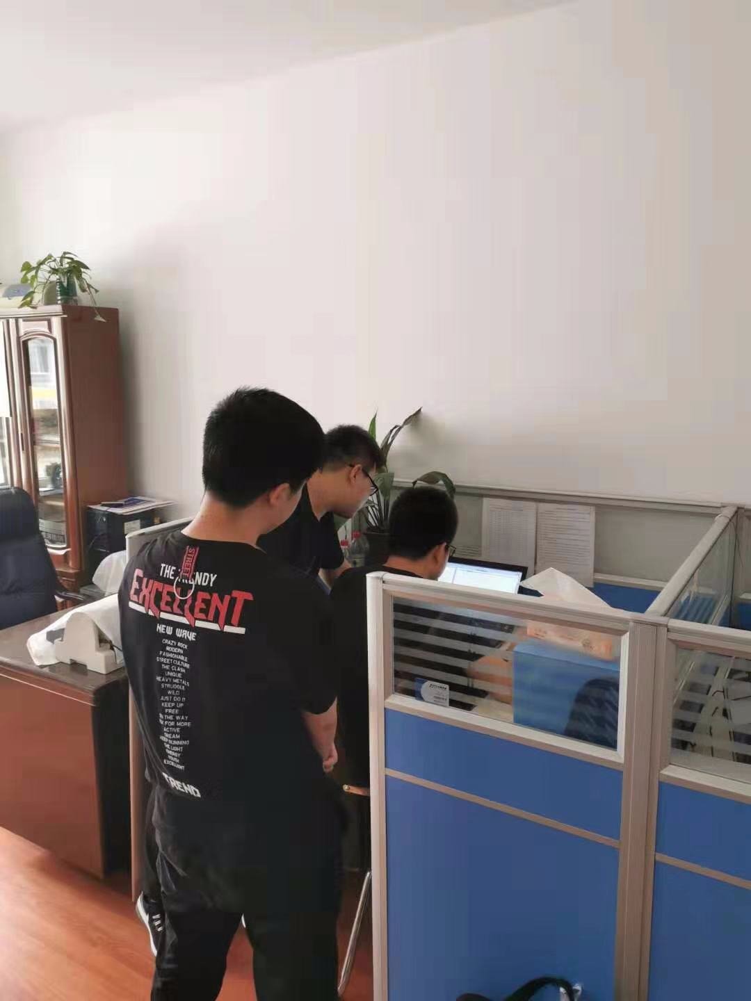 軟件研發(fā)團隊正在緊張討論技術(shù)問(wèn)題